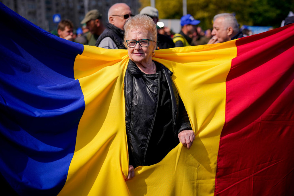 Vl&aacute;dne &uacute;sporn&eacute; opatrenia vyvol&aacute;vali veľk&uacute; nespokojnosť rumunskej verejnosti. Na proteste v Bukure&scaron;ti z 28. apr&iacute;la odbor&aacute;ri a d&ocirc;chodcovia požadovali odst&uacute;penie vl&aacute;dy. FOTO: TASR/AP