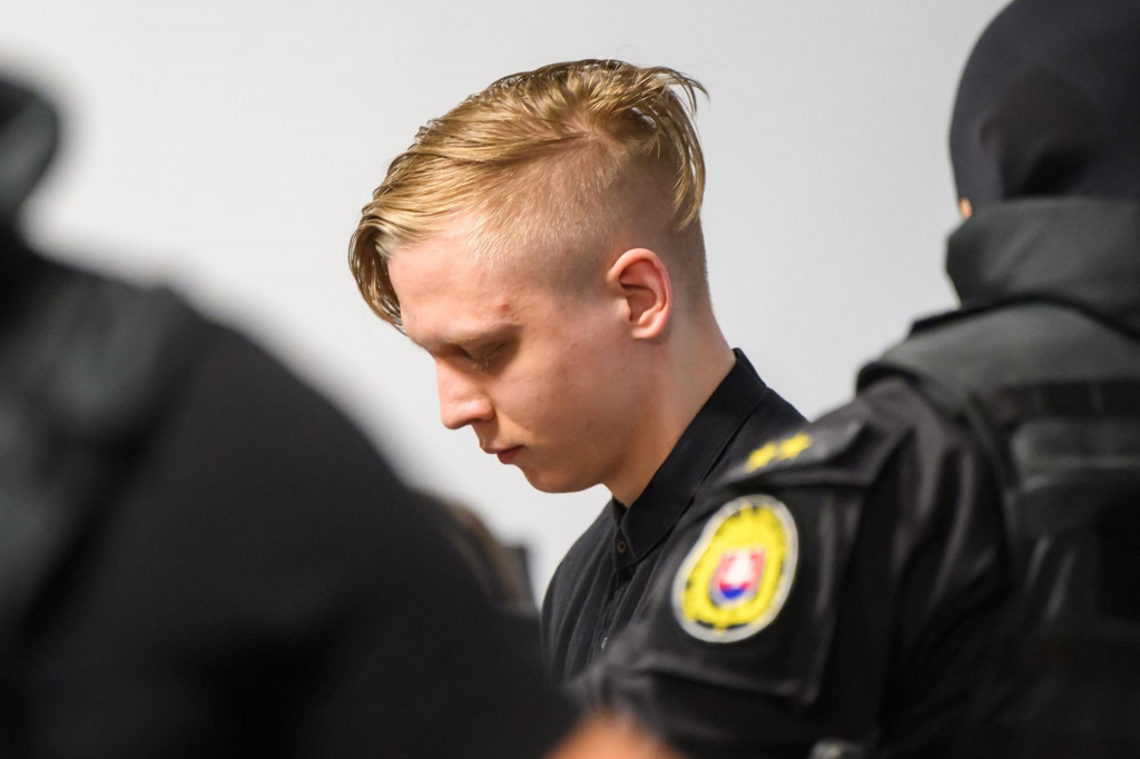 Na sn&iacute;mke obžalovan&yacute; Samuel Stra&scaron;ko prich&aacute;dza v sprievode pr&iacute;slu&scaron;n&iacute;kov Zboru v&auml;zenskej a justičnej str&aacute;že na &Scaron;pecializovan&yacute; trestn&yacute; s&uacute;d v Pezinku v pondelok 11. m&aacute;ja 2026.

FOTO: TASR/Jaroslav Nov&aacute;k