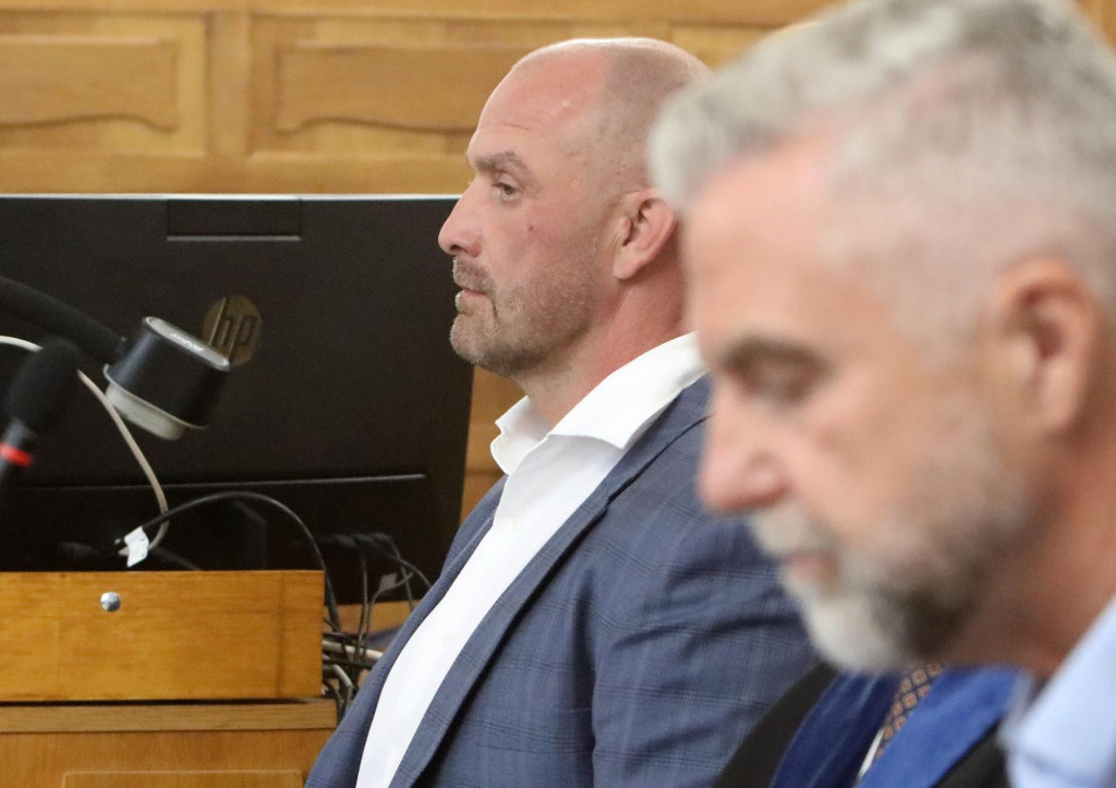 Na sn&iacute;mke sprava s&uacute;časn&yacute; podpredseda N&aacute;rodnej rady SR, ktor&yacute; v rokoch 2012 až 2018 zast&aacute;val post prezidenta Policajn&eacute;ho zboru SR Tibor Ga&scaron;par a nitriansky podnikateľ Norbert B&ouml;d&ouml;r na pracovisku &Scaron;pecializovan&eacute;ho trestn&eacute;ho s&uacute;du v Banskej Bystrici 11. m&aacute;ja 2026.

FOTO: TASR/J&aacute;n Kro&scaron;l&aacute;k