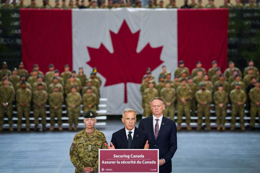 Kanadsk&yacute; premi&eacute;r Mark Carney predniesol prejav o obrane a bezpečnosti vo Fort York v Toronte v kanadskom Ont&aacute;riu. FOTO: Reuters