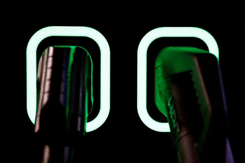 &bdquo;Eur&oacute;pa v s&uacute;časnosti vyr&aacute;ba bat&eacute;rie pre približne jedno z troch elektrick&yacute;ch vozidiel pred&aacute;van&yacute;ch na dom&aacute;com trhu a ohl&aacute;sen&aacute; kapacita by mohla uspokojiť bud&uacute;ci dopyt, ak by bola plne využit&aacute;,&ldquo; uviedla spoločnosť New Automotive. FOTO: REUTERS