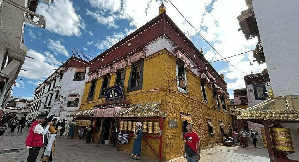 Č&iacute;nski turisti sa fotia v &bdquo;tibetsk&yacute;ch&ldquo; kost&yacute;moch na posv&auml;tnom okruhu Barkor v centre starej Lhasy. FOTO: Kamila Hlad&iacute;kov&aacute;