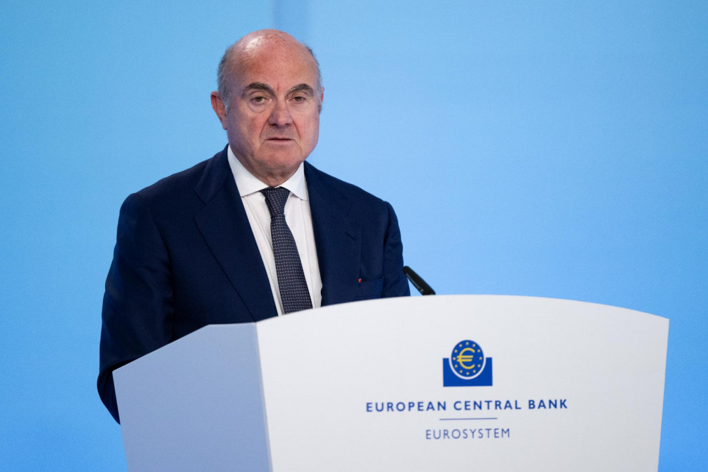 Viceprezident Eur&oacute;pskej centr&aacute;lnej banky (ECB) Luis de Guindos hovor&iacute; počas tlačovej konferencie vo Frankfurte. FOTO: TASR/DPA