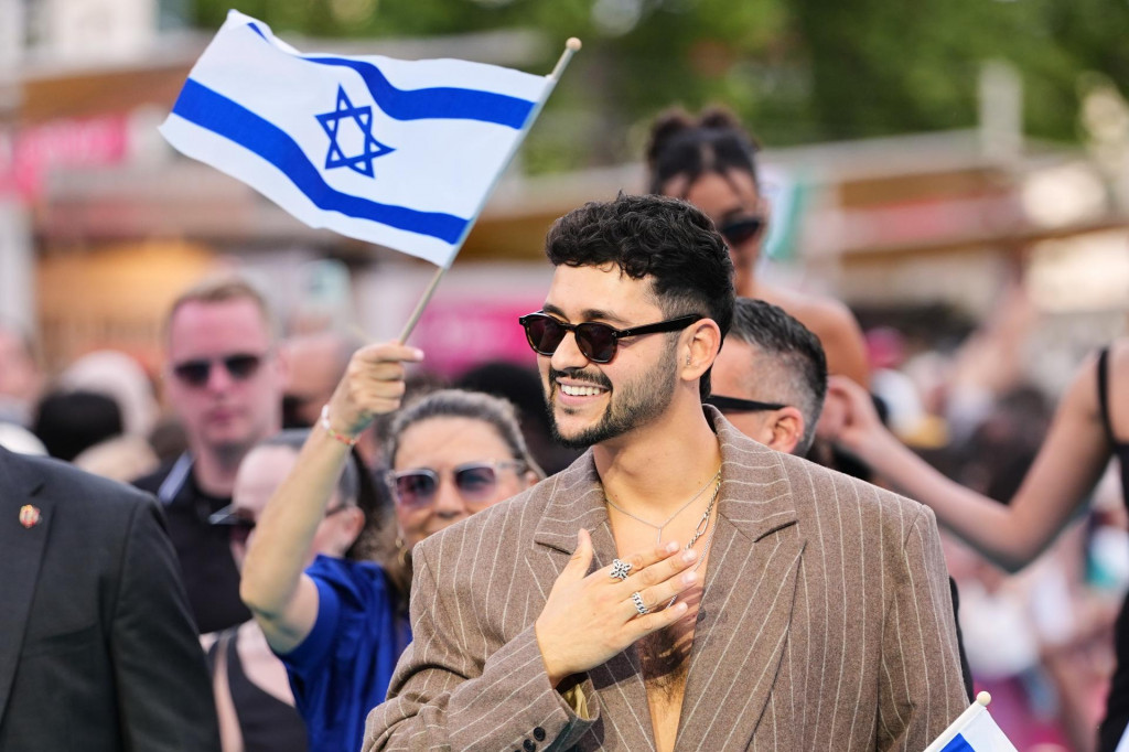 Spev&aacute;k Noam Bettan z Izraela kr&aacute;ča po tyrkysovom koberci počas ofici&aacute;lneho otvorenia t&yacute;ždňa s&uacute;ťaže Eurovision Song Contest vo Viedni. FOTO: TASR/AP