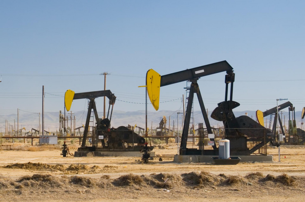 V&yacute;padky dod&aacute;vok ropy z Perzsk&eacute;ho z&aacute;livu boli čiastočne kompenzovan&eacute; rastom exportu z USA. Na sn&iacute;mke ropn&eacute; pole v Kalifornii. FOTO: Dreamstime