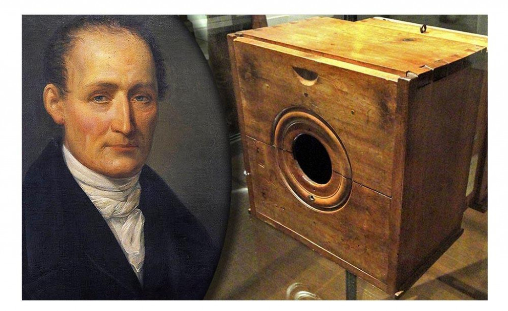 Hoci je Franc&uacute;z Joseph Nic&eacute;phore Ni&eacute;pce (7. 3. 1765 &ndash; 5. 7. 1833) otcom prv&yacute;ch fotografi&iacute; v dejin&aacute;ch, on s&aacute;m žiadny fotografick&yacute; portr&eacute;t nem&aacute;. Jeho tv&aacute;r pozn&aacute;me len z obrazov, ako je napr&iacute;klad tento od L&eacute;onarda Fran&ccedil;oisa Bergera. Vpravo je &bdquo;camera obscura&ldquo;, pr&iacute;stroj, ktor&eacute;ho prostredn&iacute;ctvom vytv&aacute;ral svoje sn&iacute;mky.
