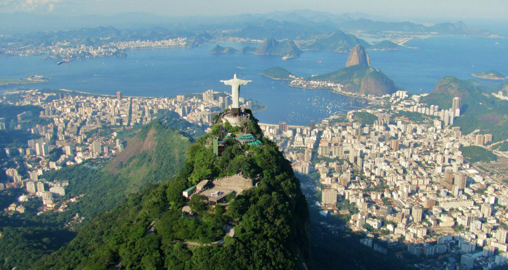 Azda najikonickej&scaron;iu scen&eacute;riu Južnej Ameriky n&aacute;jdete v braz&iacute;lskom megapolise Rio de Janeiro so sl&aacute;vnou sochou Krista Spasiteľa, Cukrovou homoľou a mnoh&yacute;mi z&aacute;tokami. FOTO: Wikimedia Commons