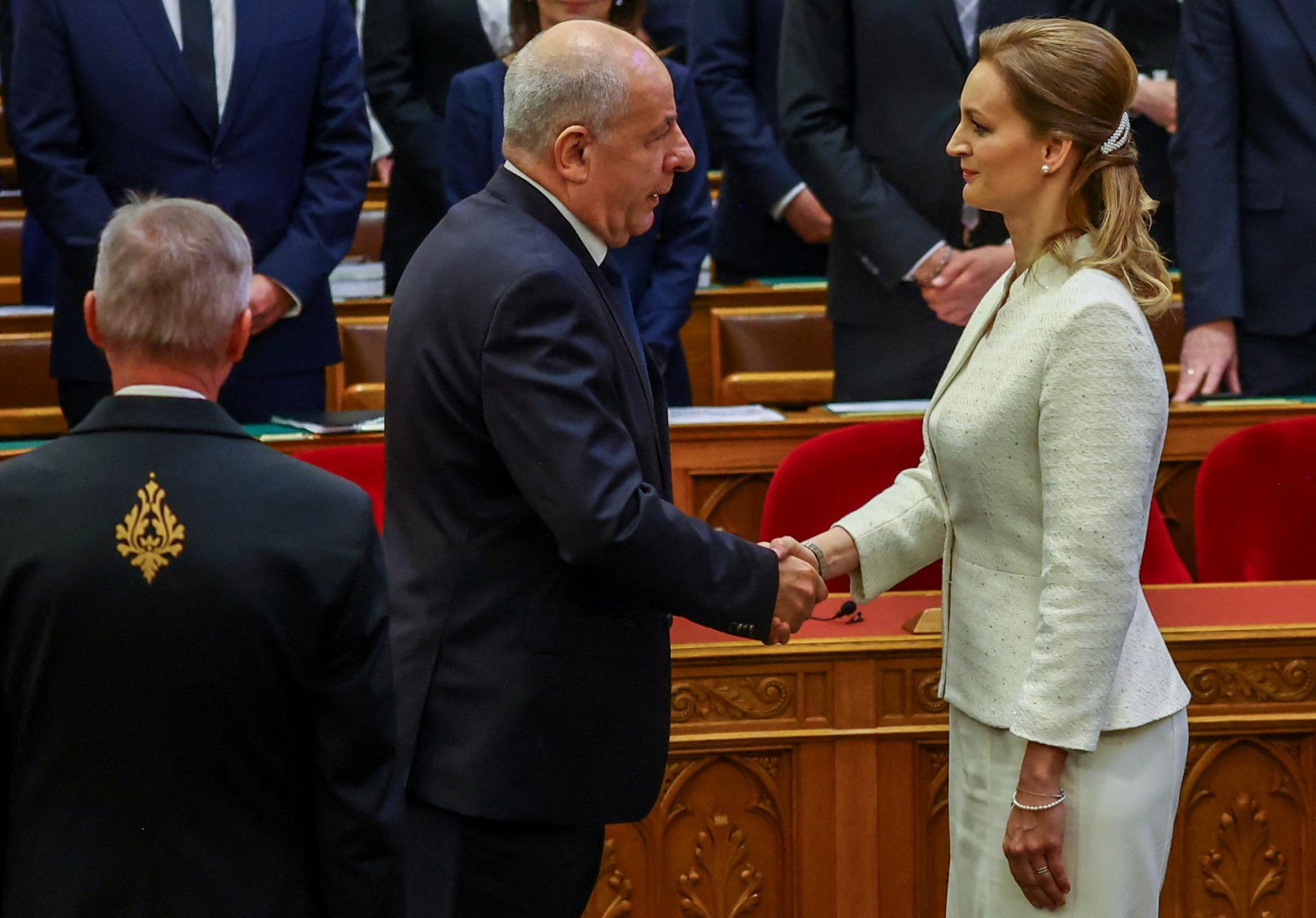 Maďarský prezident zaželal novej vláde silu a dôstojnú službu. S ministrami sa nefotil