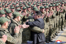 Kim Čong-un sa koncom novembra 2025 stretol s vojakmi KĽDR, ktor&iacute; bojovali v Kurskej oblasti. FOTO: Reuters/KCNA​
