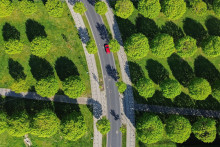 Auto prech&aacute;dza mal&yacute;m parkom v nemeckom Frankfurte. FOTO: TASR/AP