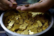 Spotov&aacute; cena zlata dosiahla do 15.30 h SELČ 4685,99 dol&aacute;ra za troysk&uacute; uncu. FOTO: REUTERS