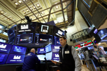 Z 11 hlavn&yacute;ch sektorov indexu S & P 500 zaznamenal najv&auml;č&scaron;ie straty technologick&eacute;, naopak najvy&scaron;&scaron;ie zisky si prip&iacute;sali firmy z oblasti zdravotn&iacute;ctva. FOTO: REUTERS