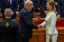 Premi&eacute;r P&eacute;ter Magyar podľa servera szeretlekmagyarorszag.hu požiadal Sulyoka, aby na ofici&aacute;lnych fotografi&aacute;ch s členmi nov&eacute;ho kabinetu hlava &scaron;t&aacute;tu pri tejto pr&iacute;ležitosti nefigurovala. FOTO: REUTERS