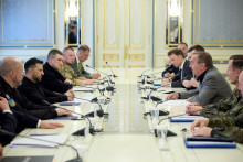 Nemeck&yacute; minister obrany tiež počas n&aacute;v&scaron;tevy ozn&aacute;mil zmenu vo vzťahoch Nemecka s Ukrajinou. Z pr&iacute;jemcu pomoci sa podľa neho stal vojensk&yacute; partner. FOTO: Reuters