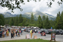 Siln&eacute; v&yacute;sledky zaznamenali aj regi&oacute;ny orientovan&eacute; na turistiku. Na sn&iacute;mke n&aacute;v&scaron;tevn&iacute;ci na &Scaron;trbskom Plese vo Vysok&yacute;ch Tatr&aacute;ch. FOTO TASR/F. Iv&aacute;n