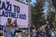Obvinen&yacute; z obchodovania s drogami Ren&eacute; Strausz vystupoval na podujat&iacute; ministerstva vn&uacute;tra.