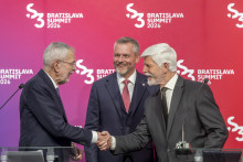 Na sn&iacute;mke sprava česk&yacute; prezident Petr Pavel, prezident SR Peter Pellegrini a prezident Rak&uacute;ska Alexander Van Der Bellen si pod&aacute;vaj&uacute; ruky po tlačovej konferencii vo v&yacute;stavn&yacute;ch priestoroch Danubiany v Bratislave v utorok 12. m&aacute;ja 2026. FOTO: TASR/Martin Baumann