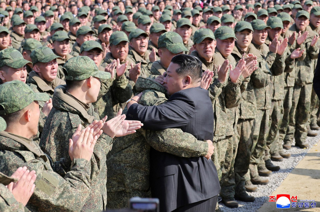 Kim Čong-un sa koncom novembra 2025 stretol s vojakmi KĽDR, ktor&iacute; bojovali v Kurskej oblasti. FOTO: Reuters/KCNA​