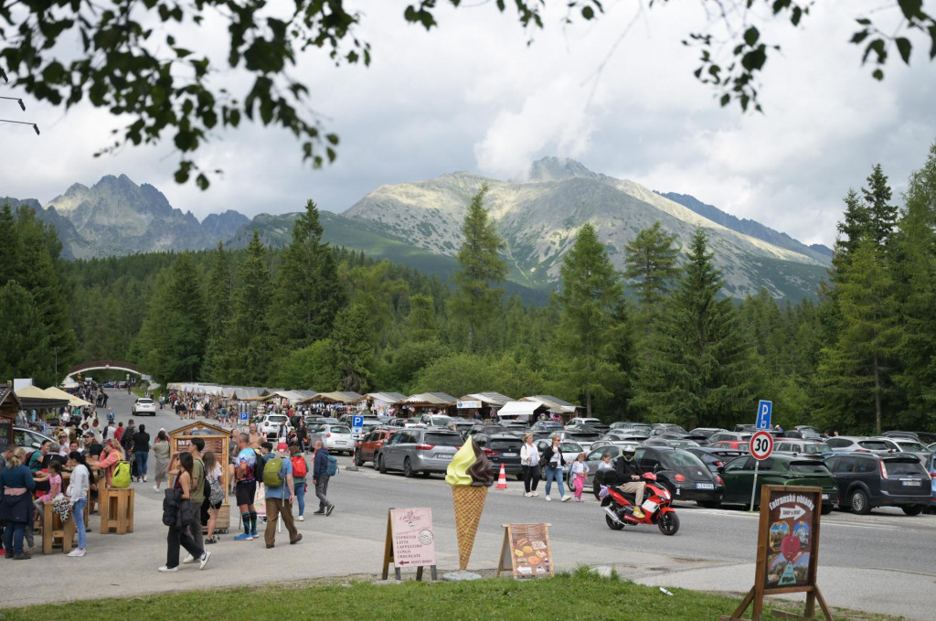 Siln&eacute; v&yacute;sledky zaznamenali aj regi&oacute;ny orientovan&eacute; na turistiku. Na sn&iacute;mke n&aacute;v&scaron;tevn&iacute;ci na &Scaron;trbskom Plese vo Vysok&yacute;ch Tatr&aacute;ch. FOTO TASR/F. Iv&aacute;n