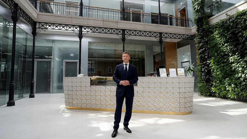 P&eacute;ter Magyar uk&aacute;zal prepych vl&aacute;dnych budov Fideszu. FOTO: Facebook/P&eacute;ter Magyar