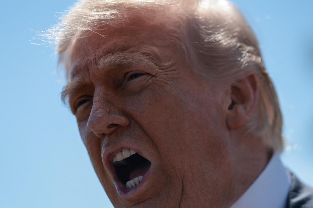 Trump v minulosti sľuboval, že Ruskom vyvolan&uacute; vojnu ukonč&iacute; v prv&yacute; deň po n&aacute;vrate do prezidentskej funkcie. Napriek mnoh&yacute;m diplomatick&yacute;m snah&aacute;m sa mu to ale ani za viac ako 15 mesiacov nepodarilo. FOTO: REUTERS