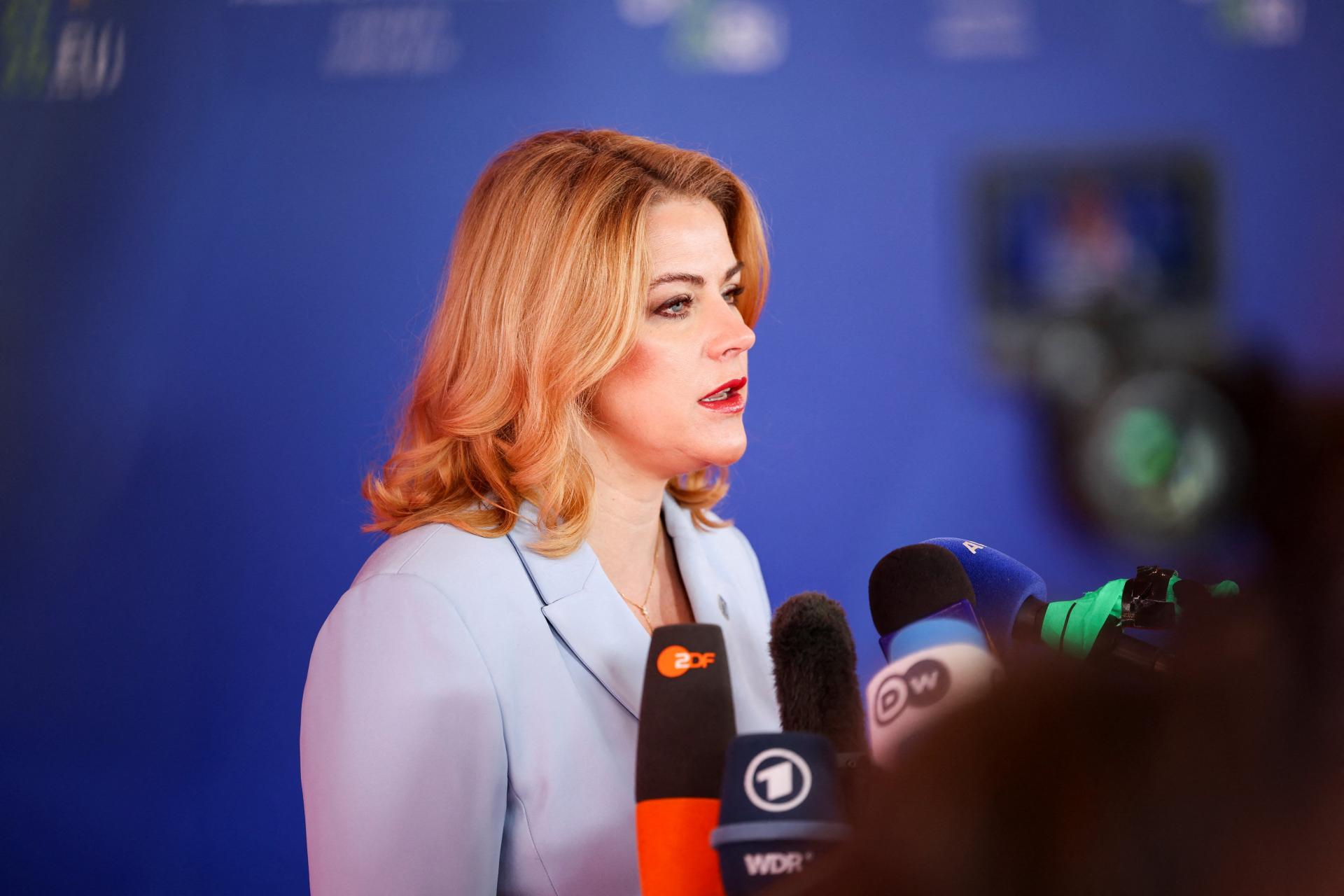P&auml;ť mesiacov pred voľbami sa v Loty&scaron;sku rozpadla vl&aacute;dna koal&iacute;cia. Minister obrany podal demisiu