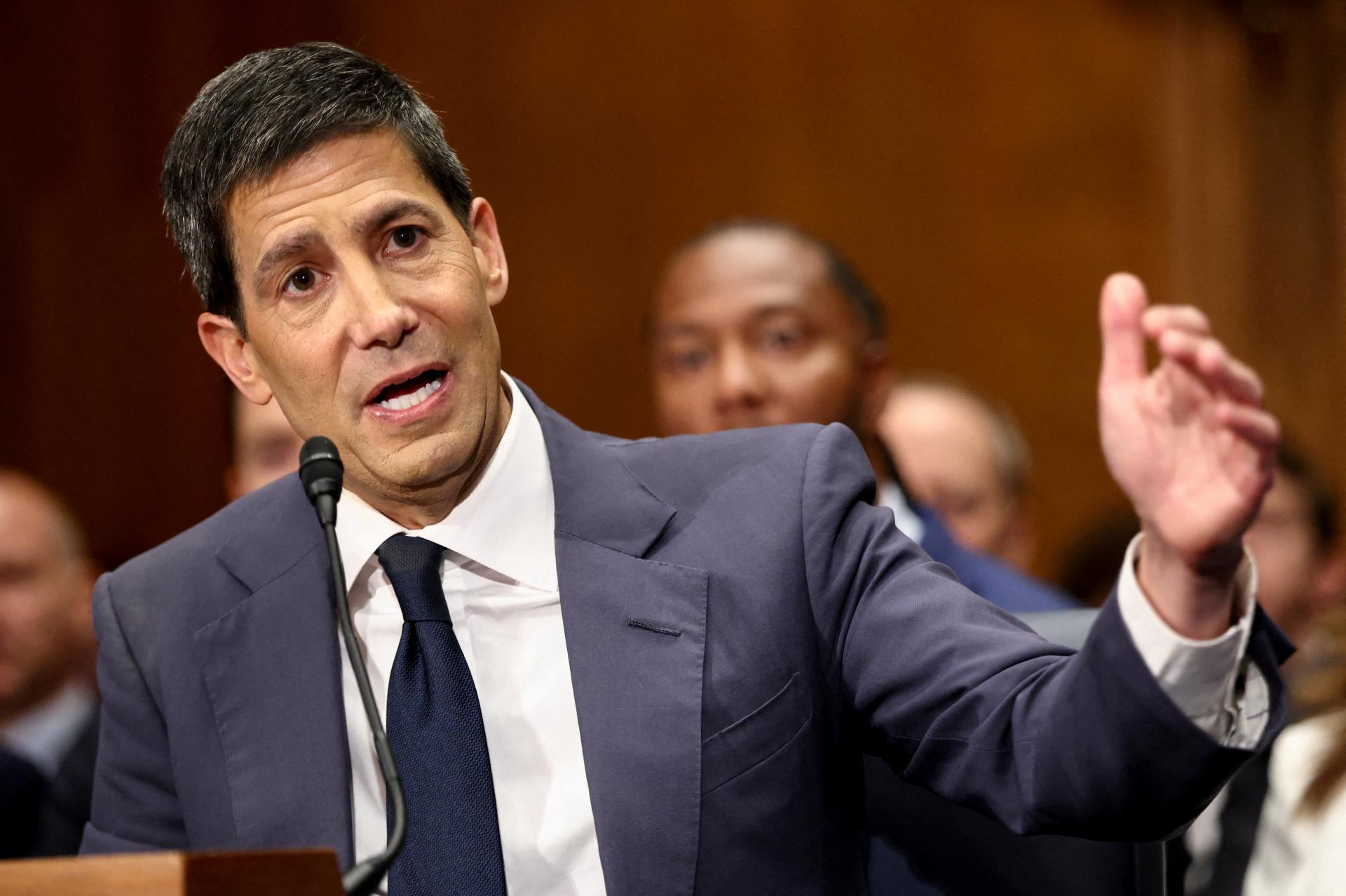 Novým šéfom centrálnej banky USA bude Kevin Warsh, potvrdil ho Senát. Za hlasoval aj jeden demokrat