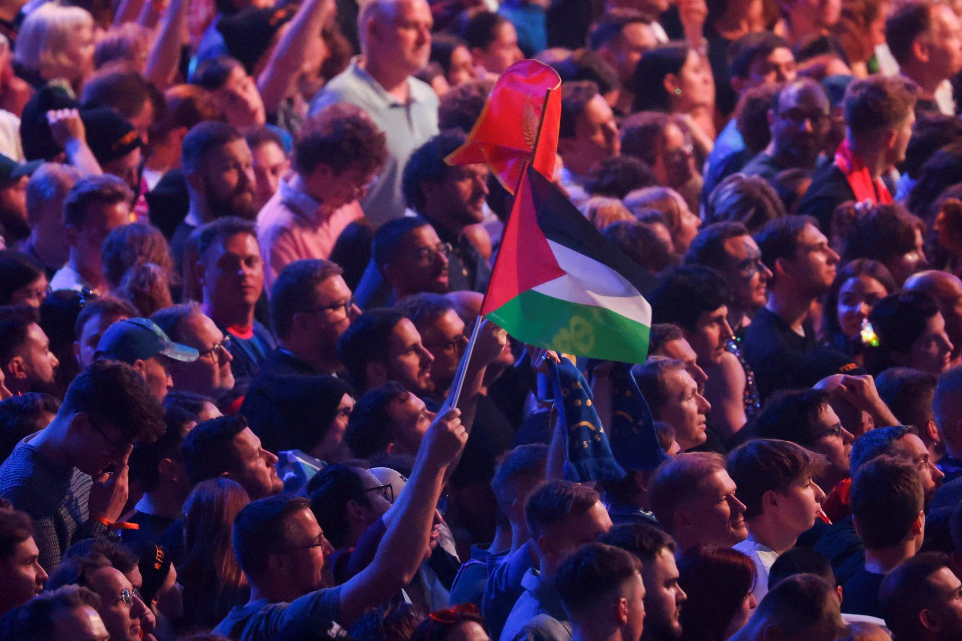 Eurovízia pozná prvých finalistov. Postúpil aj Izrael, jeho speváka však časť divákov vypískala