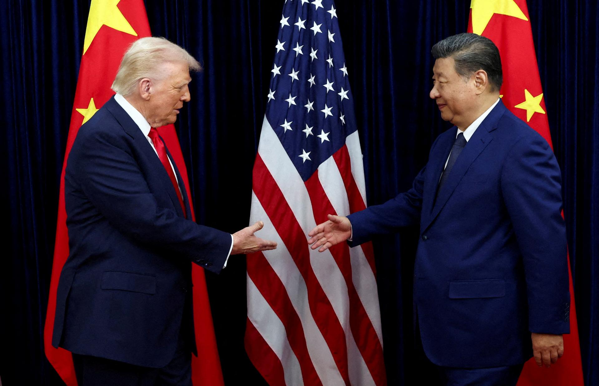 Peking pred návštevou Trumpa varuje USA ohľadom predaja zbraní Taiwanu