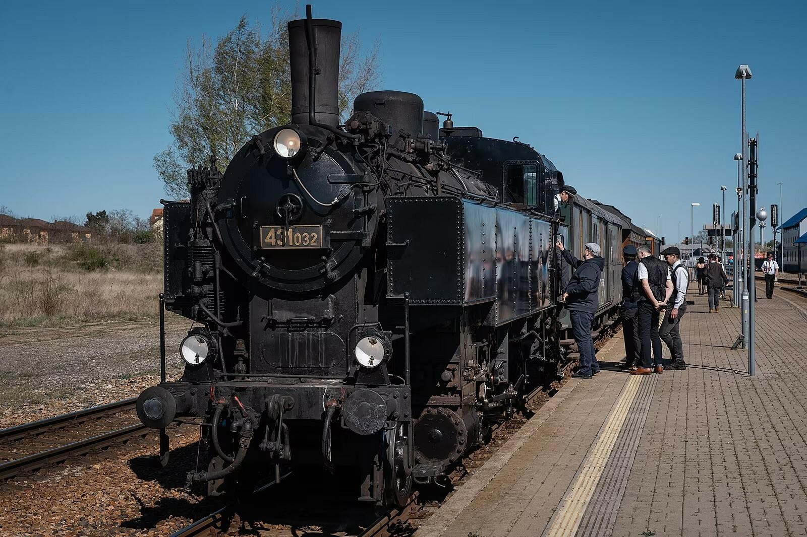 Noblesa na koľajniciach. Prahou pre&scaron;iel jed&aacute;lensk&yacute; vozeň z roku 1906, host&iacute; l&aacute;kalo aj &scaron;tvorchodov&eacute; menu