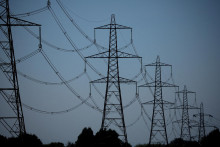 Ceny elektriny pre americk&eacute; dom&aacute;cnosti sa maj&uacute; tento rok zv&yacute;&scaron;iť o p&auml;ť percent a ďalej porast&uacute; aj v roku 2027, aj keď pomal&scaron;&iacute;m tempom. FOTO: Reuters