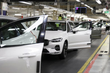 Testovaciu v&yacute;robu by malo začať aj Volvo na v&yacute;chode Slovenska, hoci jeho pozit&iacute;vne efekty na ekonomiku sa bud&uacute; prejavovať predov&scaron;etk&yacute;m až v roku 2027. FOTO: Reuters