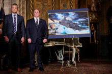 Minister obrany USA Pete Hegseth a minister n&aacute;morn&iacute;ctva John Phelan stoja pri lodi &bdquo;triedy Trump&ldquo; USS Defiant. FOTO: Reuters