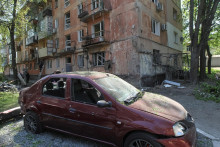 Budova v Dnipre po &uacute;toku rusk&yacute;ch dronov. FOTO: REUTERS