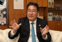 Yasuhiro Kawakami je japonsk&yacute;m veľvyslancom na Slovensku od novembra 2023. FOTO: HN/Peter Mayer