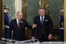 Rusk&yacute; prezident Vladimir Putin a slovensk&yacute; premi&eacute;r Robert Fico. FOTO: REUTERS