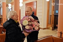 Rusk&yacute; Vladimir Putin &scaron;of&eacute;ruje auto a stret&aacute;va sa s b&yacute;valou učiteľkou. FOTO: Kremlin.ru