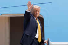 Americk&yacute; prezident Donald Trump na schodoch prezidentsk&eacute;ho &scaron;peci&aacute;lu Air Force One pred odletom do Č&iacute;ny na stretnutie s č&iacute;nskym prezidentom Si Ťin-pchingom 12. m&aacute;ja 2026. FOTO: TASR/AP