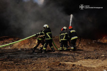 Hasiči zasahuj&uacute; počas požiaru, ktor&yacute; vypukol po &uacute;toku rusk&eacute;ho dronu na plynovod v Dnepropetrovskej oblasti na v&yacute;chode Ukrajiny. FOTO: TASR/AP