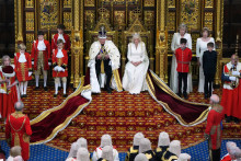 Britsk&yacute; kr&aacute;ľ Karol III. sed&iacute; po boku kr&aacute;ľovnej Kamily počas prejavu v Snemovni lordov, hornej komore britsk&eacute;ho parlamentu. FOTO: Reuters