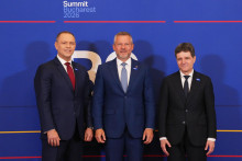 Slovensk&yacute; prezident Peter Pellegrini (uprostred), poľsk&yacute; prezident Karol Nawrocki (vľavo) a rumunsk&yacute; prezident Nicu&scaron;or Dan pred začiatkom summitu Bukure&scaron;tskej deviatky. FOTO: TASR/AP