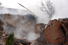 Dym st&uacute;pa z po&scaron;kodenej budovy na mieste &uacute;toku rusk&eacute;ho dronu, pri ktorom boli zranen&iacute; traja muži. FOTO: Reuters