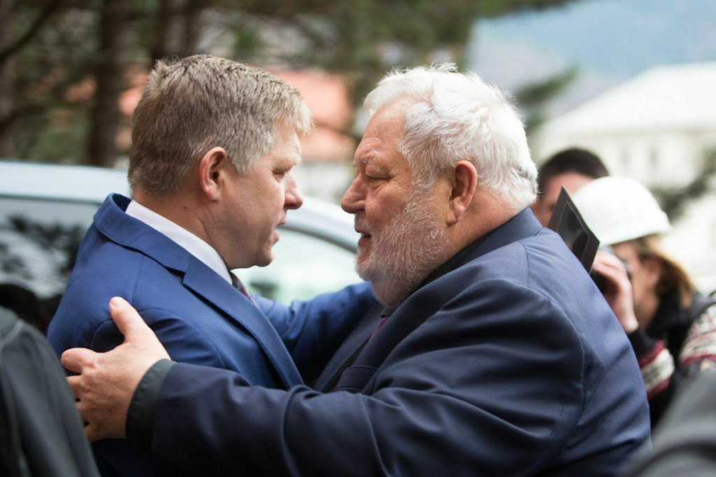 Predseda vl&aacute;dy Robert Fico a predseda predstavenstva a gener&aacute;lny riaditeľ Železiarn&iacute; Podbrezov&aacute; Vladim&iacute;r Sot&aacute;k počas stretnutia v Podbrezovej v marci 2017. FOTO: TASR/ B. Račko