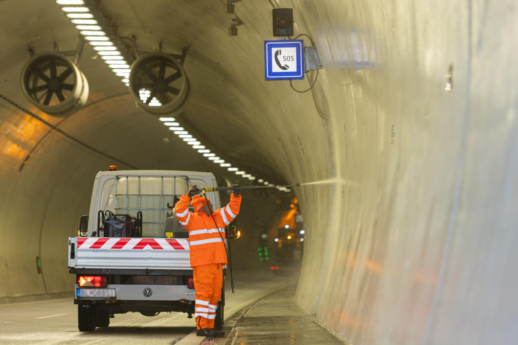 Jarn&aacute; &uacute;držba tunela Vi&scaron;ňov&eacute; pri obci Vi&scaron;ňov&eacute; v okrese Žilina. FOTO: TASR/Daniel Stehl&iacute;k