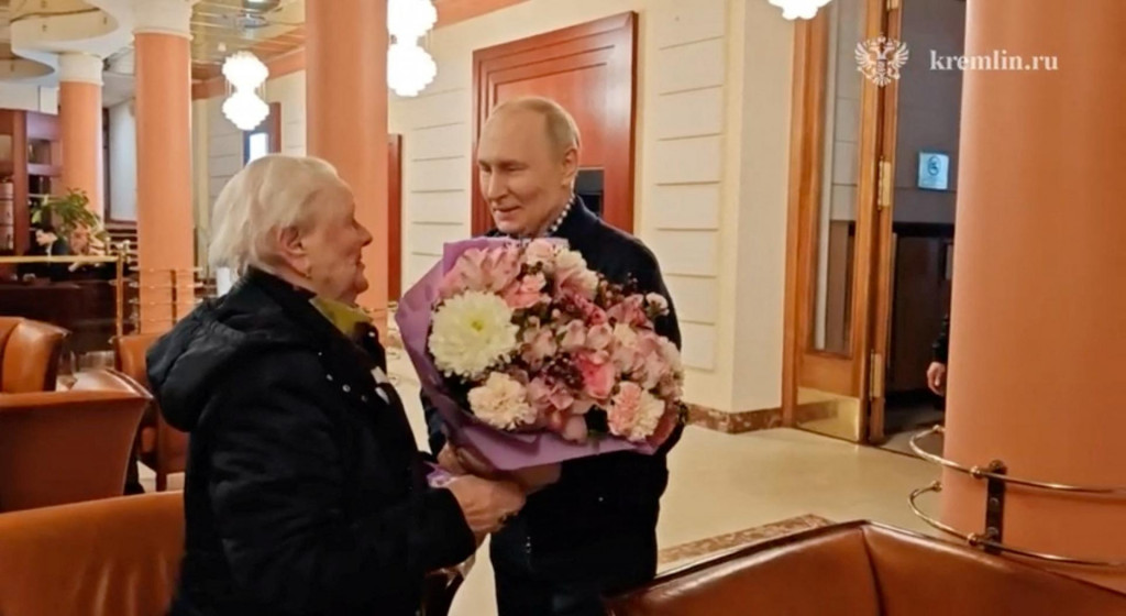 Rusk&yacute; Vladimir Putin &scaron;of&eacute;ruje auto a stret&aacute;va sa s b&yacute;valou učiteľkou. FOTO: Kremlin.ru