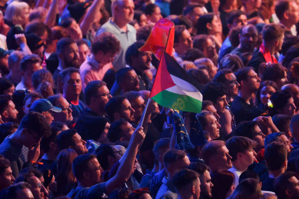 V publiku sa počas prv&eacute;ho semifin&aacute;le Eurov&iacute;zie objavili palest&iacute;nske vlajky. FOTO: REUTERS