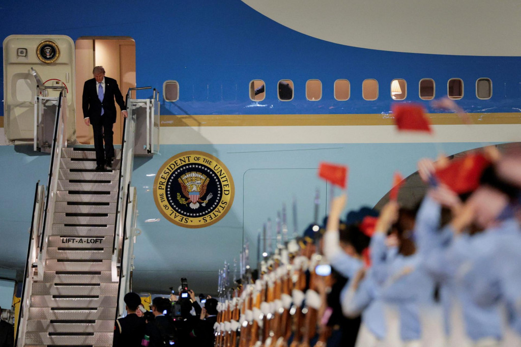 Americk&yacute; prezident Donald Trump na medzin&aacute;rodnom letisku v Pekingu. FOTO: Reuters