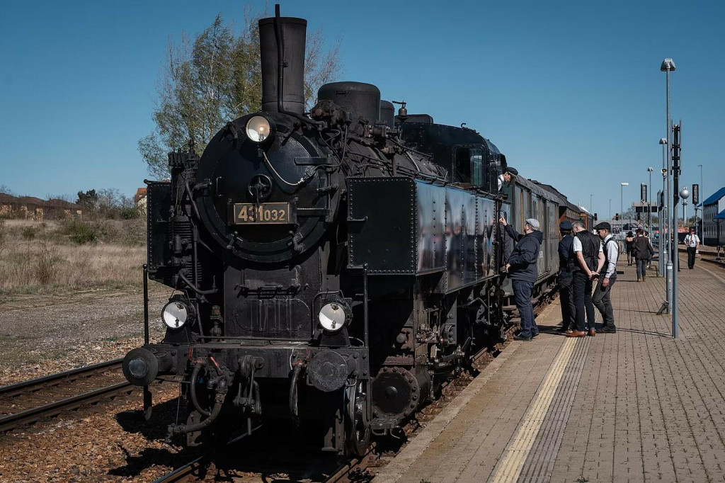 Prahou pre&scaron;iel n&oacute;bl historick&yacute; vozeň Ringhoffer. Viezla ho parn&aacute; lokomot&iacute;va prez&yacute;van&aacute; Ventilovka. FOTO: Michal Sv&aacute;ček/MAFRA