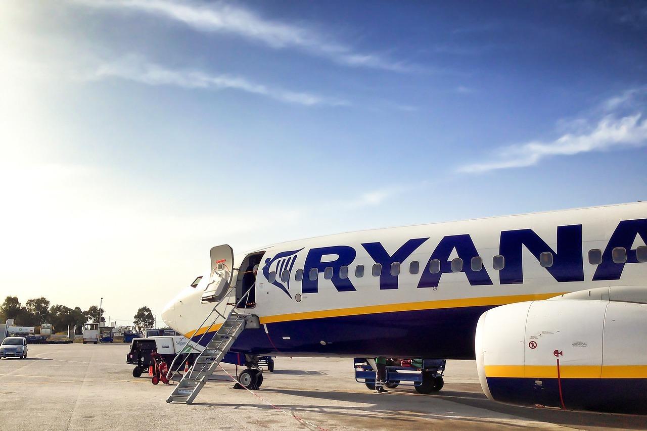 Paradox na európskom nebi. Palivo dochádza, veľké aerolínie rušia lety, no Ryanair a Wizzair ponúkajú zľavy