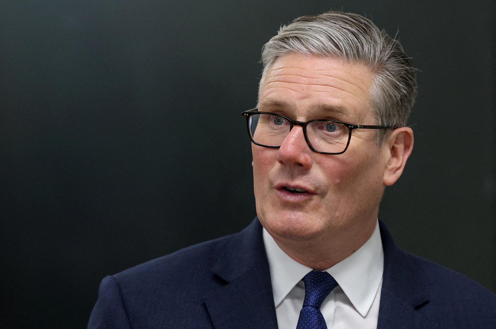 Starmer vymenoval Jamesa ​Murrayho za nového ministra zdravotníctva. Jeho predchodca podal demisiu